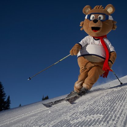 Bruno zeigt den kleinen Skihaserln gerne seine Skikünste. 