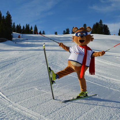 Skifahren in Brunos zuhause ist für die kleinen Kids ein ganz besonderes Erlebnis