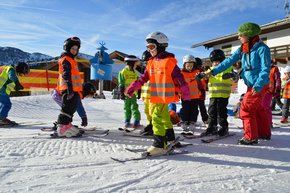 Die ausgebildeten Skilehrer bringen den Kids in Brunos Kinderschiarena das Skifahren auf spielerische Art und Weise bei.  | © Almtal-Bergbahnen