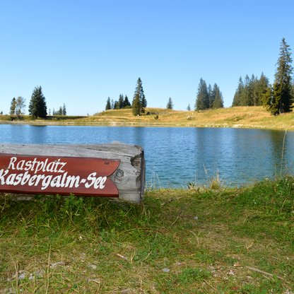 resting place at the Kasbergalm lake  | © Almtal-Bergbahnen