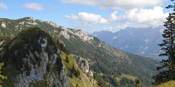 Bergsommer am Kasberg mit Ausblick auf den Kasberggipfel  | © Almtal-Bergbahnen
