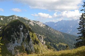 Der traumhafte Ausblick auf den Kasberggipfel und das tote Gebirge erwartet euch beim Bergsommer am Kasberg.  | © Almtal-Bergbahnen