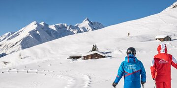 Skifahrer genießen das Panorama im Skigebiet Großglockner