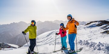 Talfahrt der Skifahrer am Berggipfel