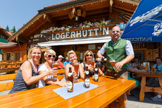 Break with drinks at the Lögerhütte in Hinterstoder | © Löger Hütte