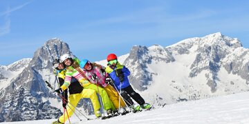 Einen perfekten Skitag mit der ganzen Familie im Skigebiet Hinterstoder genießen. Skispaß für Groß und Klein ist garantiert. | © TVB Roebl