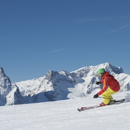 Skifahren in Hinterstoder mit einem traumhaften Ausblick auf die umliegende Berglandschaft.  | © Ooet Hochhauser