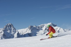 Skifahren in Hinterstoder mit einem traumhaften Ausblick auf die umliegende Berglandschaft.  | © Ooet Hochhauser