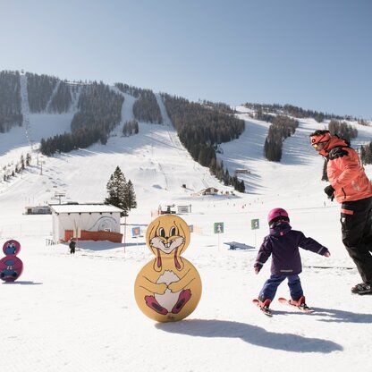Im Sunny Kids Park erlernen die kleinen Skihaserl spielerisch das Fahren auf Skiern.  | © Oberoesterreich Tourismus Gmbh, David Lugmayr