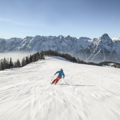 Skivergnügen auf höchster Stufe und ein traumhafter Panoramablick im Skigebiet Hinterstoder.  | © Oberoesterreich Tourismus GmbH, David Lugmayr