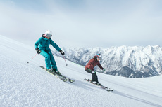 Ein Skitag mit der besten Freundin im Skigebiet Hinterstoder | © Oberoesterreich Tourismus GmbH, Stefan Mayerhofer