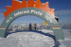 Für den Adrenalinkick auf der Inferno-Piste im Skigebiet Hinterstoder ist gesorgt. 