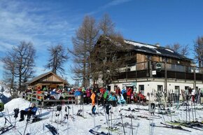 Das Skigebiet Hinterstoder eignet sich perfekt für Gruppen-Kurztrips. Denn die Hüttengaudi kommt nicht zu kurz.  | © Berggasthof Hoess