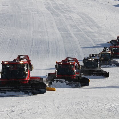 Im Skigebiet Hinterstoder sorgen tagtäglich zahlreiche Service-Mitarbeiter für perfekt präparierte Pisten. 