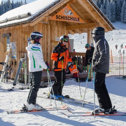 Das Skifahren von den Besten der Besten in der Wintersportschule Stodertal lernen.