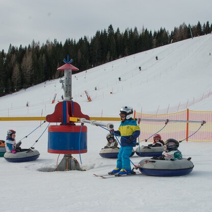 Für Spaß und Erlebnis ist im Skigebiet Hinterstoder für die kleinen Skihaserl auf jeden Fall gesorgt. 