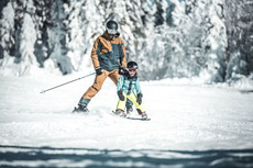 Übung macht den Meister. Das Skigebiet Hochficht bietet viele leichte Pisten, um den Kids das Skifahren zu lernen.  | © TVB Hochficht, Ablinger M. 