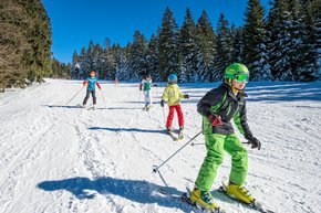 Ein Skitag mit der ganzen Familie im Skigebiet Hochficht. 