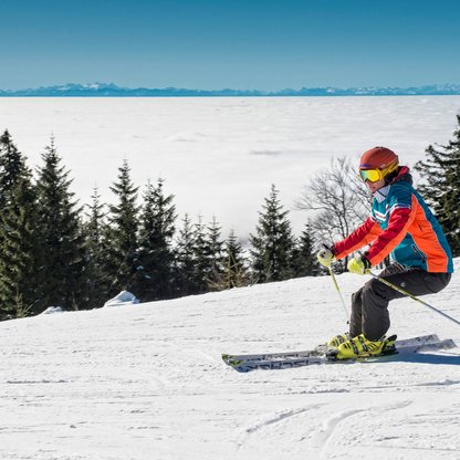 Perfekte Schwünge im Skigebiet Hochficht bei perfekten Pistenbedingungen genießen. 