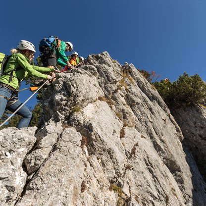 Towards the summit in lofty heights on the Bergmandl via ferrata.  | © Martin Fueloep