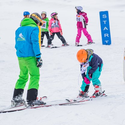 In der Skischule lernen die Kids das Skifahren von echten Profis.  | © Ludwig Fahrnberger