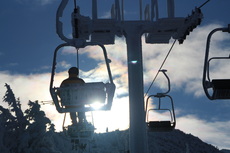 Mit dem Sessellift im Skigebiet Hochkössen der Sonne entgegen!