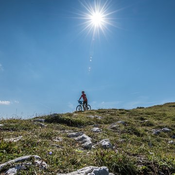 Mit dem Mountainbike die Berglandschaft in Kössen erkunden. 