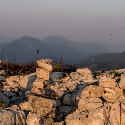 Viele kleine Steinmännchen erwarten euch am Gipfel des Unterberghorn in der Region Hochkössen. 