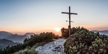 Sonnenuntergang beim Gipfelkreuz des Unterberghorns in Kössen