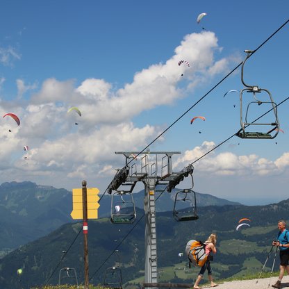 Das Paragleiten ist vor allem im Sommer ein beliebte Sportaktivität in der Region Hochkössen. 