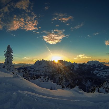 Den traumhaften Sonnenuntergang am Gipfel genießen.  | © Bernhard