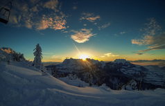 Den traumhaften Sonnenuntergang am Gipfel genießen.  | © Bernhard