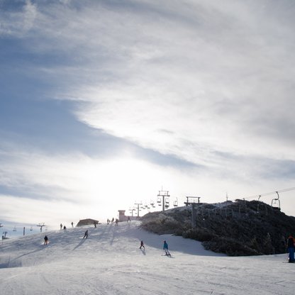 Ein schönes Panorama des Gipfellifts im Skigebiet Kössen.  | © ystravel