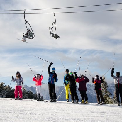Skifahren in Hochkössen gemeinsam in der Gruppe | © ystravel