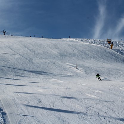 Traumhafte Pistenbedingungen im Skigebiet Hochkössen. 