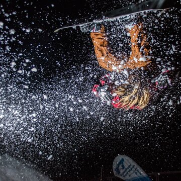 Snowboarder zeigen ihre Künste im Skigebiet Hochkössen.  | © ystravel