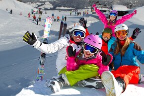 Skispaß für die ganze Familie ist im Skigebiet Hochkössen garantiert. 