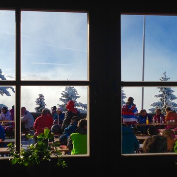 Auf der Bärenhütte im Skigebiet Hochkössen den Skitag gemütlich ausklingen lassen. 