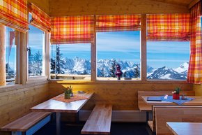 Der Einkehrschwung in die Bärenhütte im Skigebiet Hochkössen.  | © Bernhard