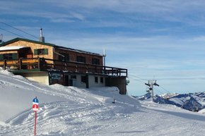 Regionale Schmankerl warten im Gipfelhaus Unterberghorn auf hungrige Wintersportler. 