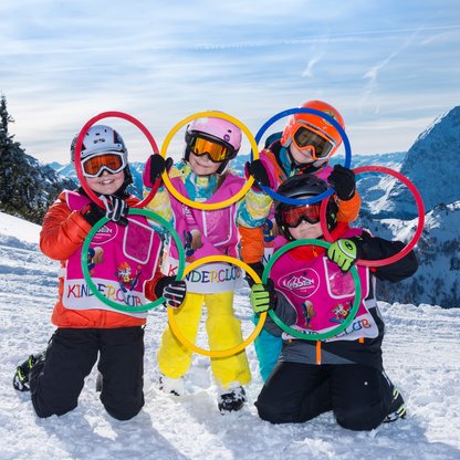 Spielerisch erlernen die Kids in der Skischule Hochkössen das Fahren auf Skiern.  | © Bernhard