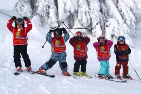 In der Skischule wird den kleinen Skihaserln das Fahren auf Skiern spielerisch erlernt.