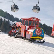 Mit dem Kinderexpress macht die Bergfahrt im Skigebiet Hochkössen gleich doppelt so viel Spaß.  | © Bernhard