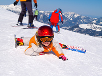 In der Skischule und dem Kinderland wird den Kids auf spielerische Art und Weise das Skifahren erlernt. | © Bernhard