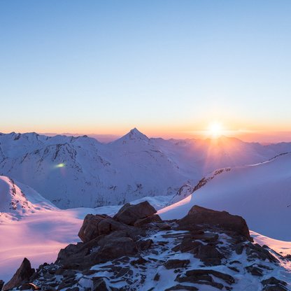 Ein magischer Sonnenaufgang im Skigebiet Saas-Fee.
