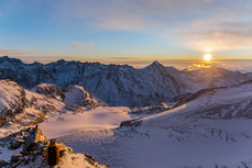 Ein wunderschönen Sonnenaufgang im Skigebiet Saas-Fee. 