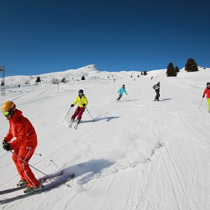 Gekonnte Schwünge ins Tal ziehen im Skigebiet Savognin. 