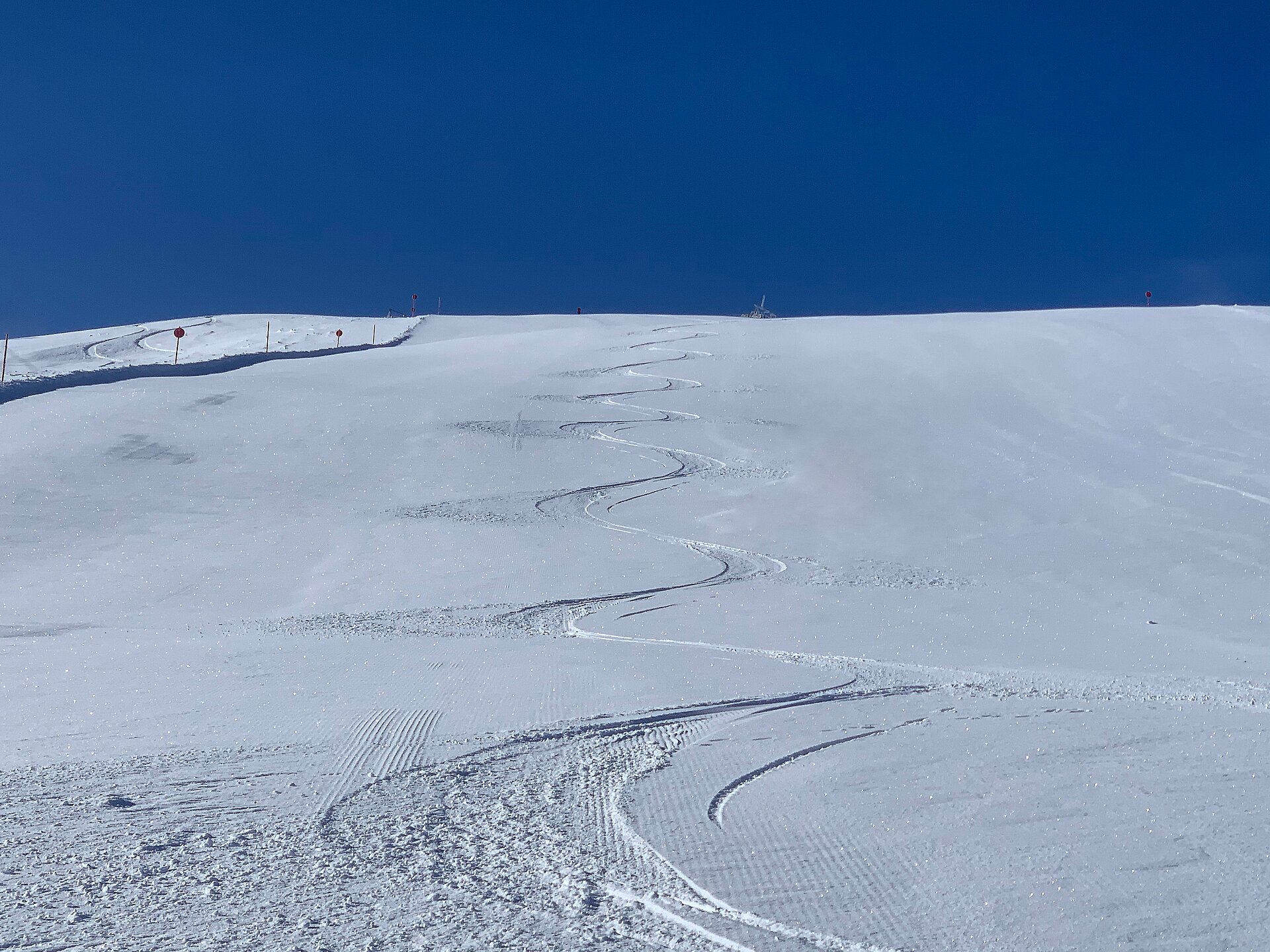 <p>Frische Spuren im Neuschnee am Gipfellift</p>