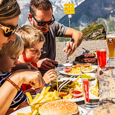 Familie beim Essen auf der Terrasse des Panoramarestaurants Schareck