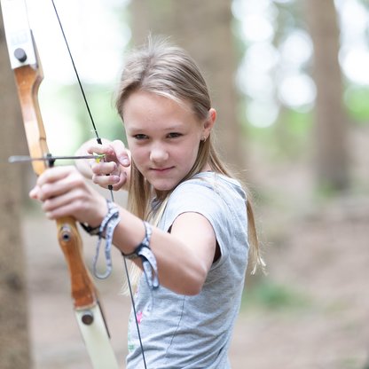Mädchen Zielt am 3D-Bogenparcours im Wald am Wurbauerkogel. | © Hinterramskogler